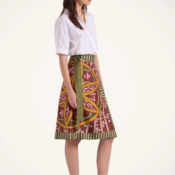 Wrap Skirt ( one size) Elegant Multicolor Patterned Skirt
Satin 
Gently used - Picture 1 of 8